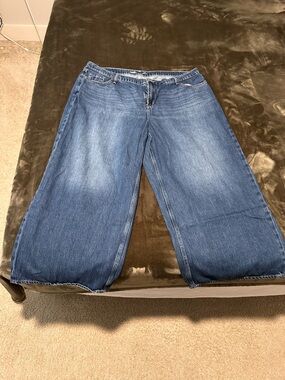 Old Navy Wide-Leg Jeans in Medium Blue Wash